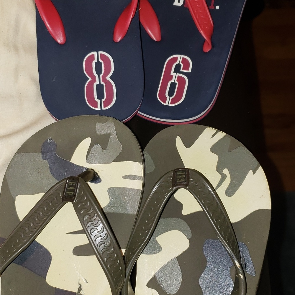 kids flip flops.